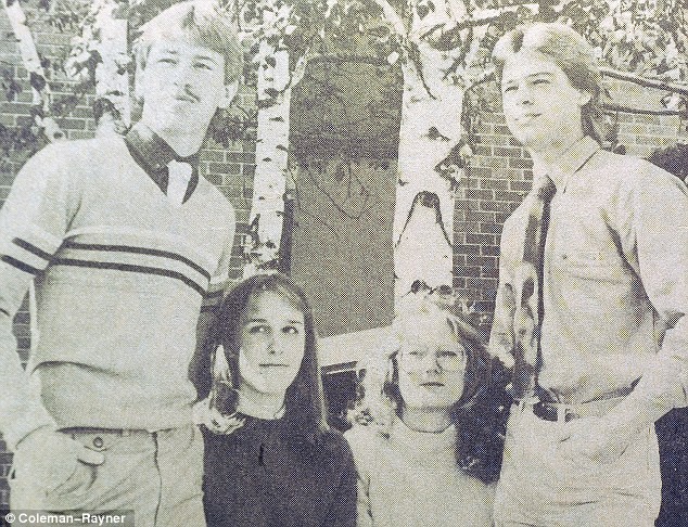 Brad Pitt làm người mẫu cho những thiết kế thời trang mới nhất khi còn học tại trường Kickapoo. Bức ảnh được cắt ra từ một tờ báo năm 1981.